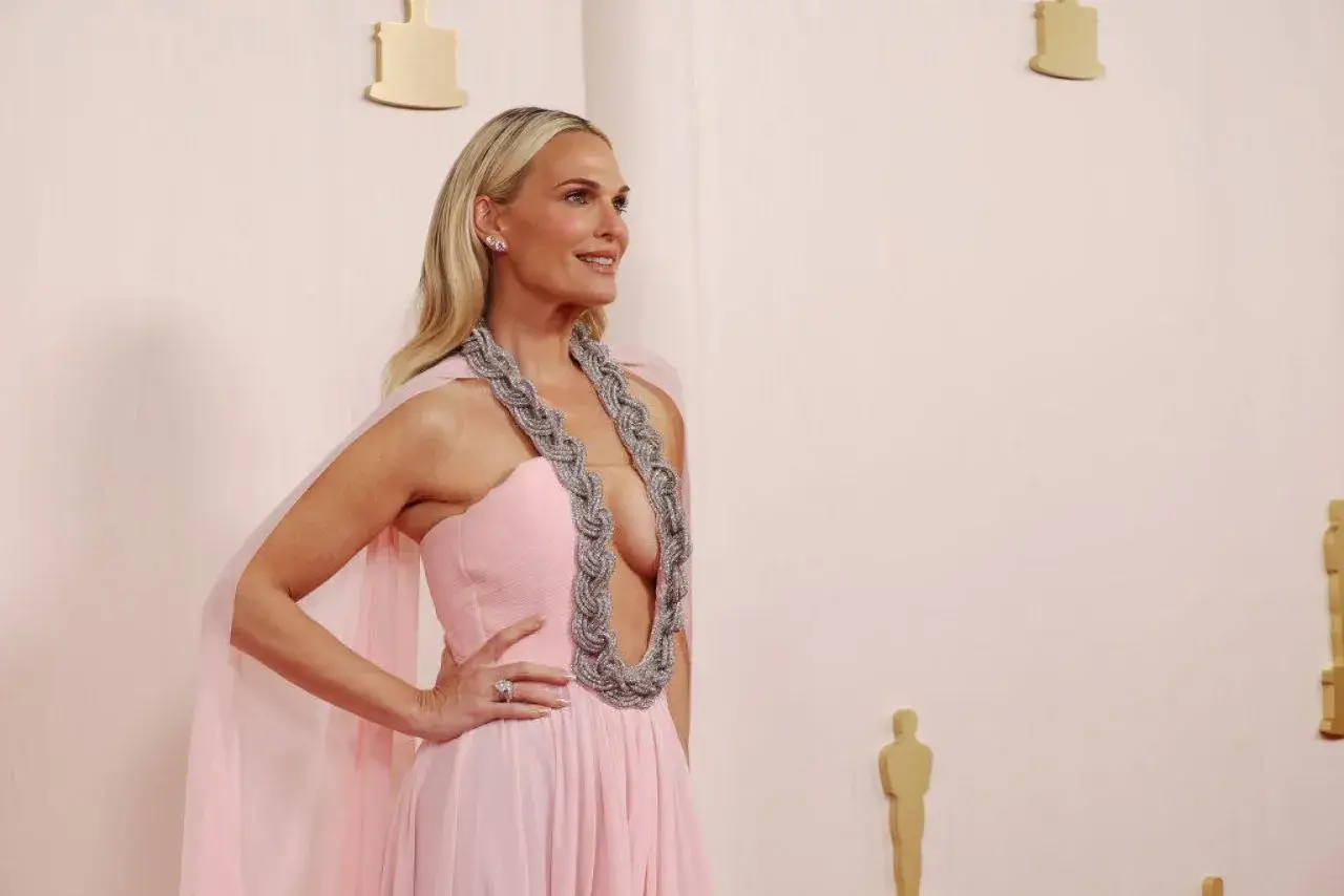 MOLLY SIMS PHOTOSHOOT AT OSCARS 2024 RED CARPET 4